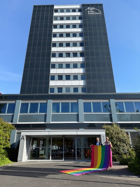 Landrat Christoph Rüther und Vera Remmert, Gleichstellungs- und interne Familienbeauftragte, setzen am 17.Mai ein sichtbares Zeichen. © Kreis Paderborn